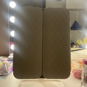 Sminkspegel med belysning - Säljer en superfin sminkspegel som jag köpt från china❤️ köpte för cirka 1000 men säljer då när jag fick spegeln så hade den gått sönder därav priset❤️ belysningen funkar och det är bara och säga till om ni vill ha fler bilder så fixar jag❤️ 