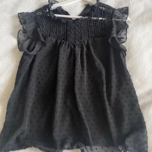 Shein blus i svart  - Säljer en fin svart blus i storlek M ifrån shein!💞