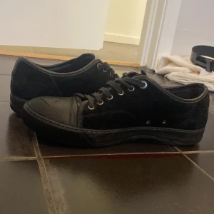 Lanvin skor - Säljer ett par lanvins utan gläns låda eller dustbag ingår inte. Lite små defekter där fram vid tån annars ser dom bra ut skick 7/10 pris går att diskutera vid snabb affär