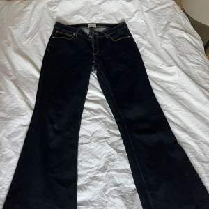 Helt oanvända jeans från märket Abrand Jeans. De är i modellen ”low boot Alice”. Nypris är 999kr. Midjemåttet är 76cm Innerbenslängden är 80cm.