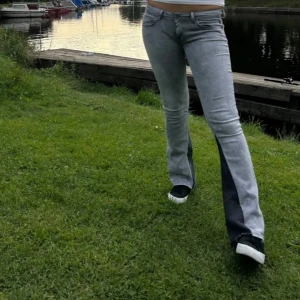 Lågmidjadejeans  - Säljer dessa skit snygga jeans jag köpte förut på plick men var lite för stora💕skriv privat om ni undrar nått mer💕