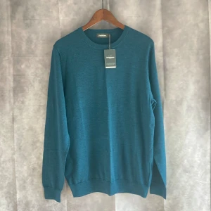 Dressmann Tröja Merino  - Säljer en snygg och stilren blå/turkos tröja från Dressmann i 100% merinoull | Perfekt för både höst och vinter | Tröjan är klassisk och bekväm | Nyskick med tagg kvar!