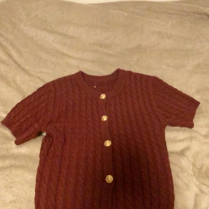 Vinröd Stickad tröja - Superfin stickad tröja från hm som är slutsåld överallt!! Köpt för några veckor och inga defekter❤️ Lappen är avklippt men annars som gått som ny! Skriv för mer information❤️ Pris kan diskuteras 
