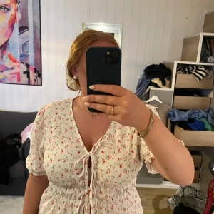 Söt blus - Säljer denna super söta blus då den inte kommer till användning.