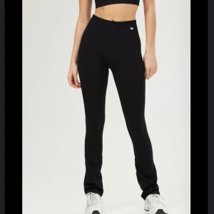 Träningstights - Säljer mina bootcut tights. Helt oanvända 💓 