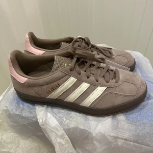Adidas Gazelle Indoor beige/rosa🩷 - Superfina oanvända Adidas Gazelle Indoor beige/rosa med prislapp och originalförpackning! Säljer pga för stora💗Slutsålda på många ställen och sällsynta i storlek 37 1/3, true to size🙌🏽 Pris kan absolut diskuteras, hör av dig🥰Frakt tillkommer på 69 kr🚚