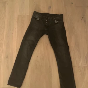 Nudie jeans  - Säljer dessa Nudie jeans i modellen grim trim. Bra skick inga defekter. Skriv för mer frågor 