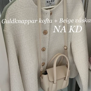 Vit kofta med guldknappar + beige väska - Använd bara 1 gång. Köpt från NA KD. Väska ingår gratis 💕 Köparen står för frakt. Storlek M/L. Köpt för 499kr 