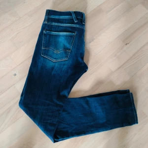 Replay anbass jeans - Ett par mörkblåa Replay anbass jeans som är nästintill nyskick. Skriv vid funderingar. Jeansen är 29 i midja och 32 i längd