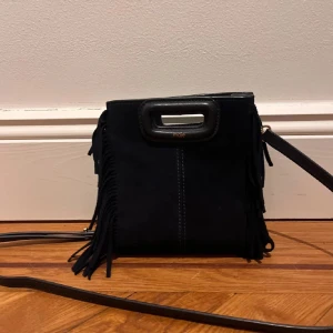 Maje väska 💙 - Hej säljer mina lilla maje väska i mörkblå💙 har andvänts fåtal gånger och är i jätte fint skick man får plats med mycket även om de är den mindre modellen💘 dustbag och lappar ingår och båda kedjorna ingår även. Skriv för flera bilder eller nåt mer