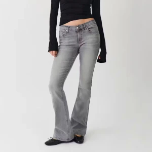 Grå bootcut jeans - Säljer ett par snygga grå bootcut jeans i storlek 34. De är perfekta för både vardag och fest. Jeansen har aldrig använts och har lappen kvar. Super skön passform och så bra basplagg i garderoben. Slutsålt överallt💕priset kan diskuteras 