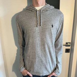 Ralph lauren hoodie - Tja säljer nu denna tvär fetta Ralph Lauren hoodie i storlek small. Skick: 8/10 inga håll eller fläckar. 