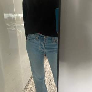 Blåa midwaist jeans från Levi’s.  W - 29 L - 32   Väldigt fina i färgen och sköna på.   Perfekta inför hösten och färgen går att styla med mycket! 