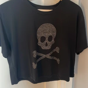 Scalpers tröja - Säljer min scslpers tröja den är aldrig andvänd men super fin köpt för 700kr men säljer för endast 400