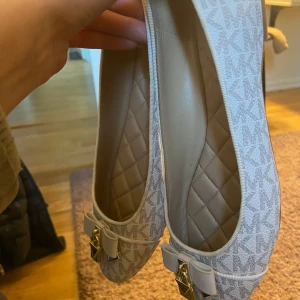 Michael kors  - Ett par fina ballerina skor från Michael kors, köpta för inte så länge sen men blivit för små. Priset går alltid att diskutera 