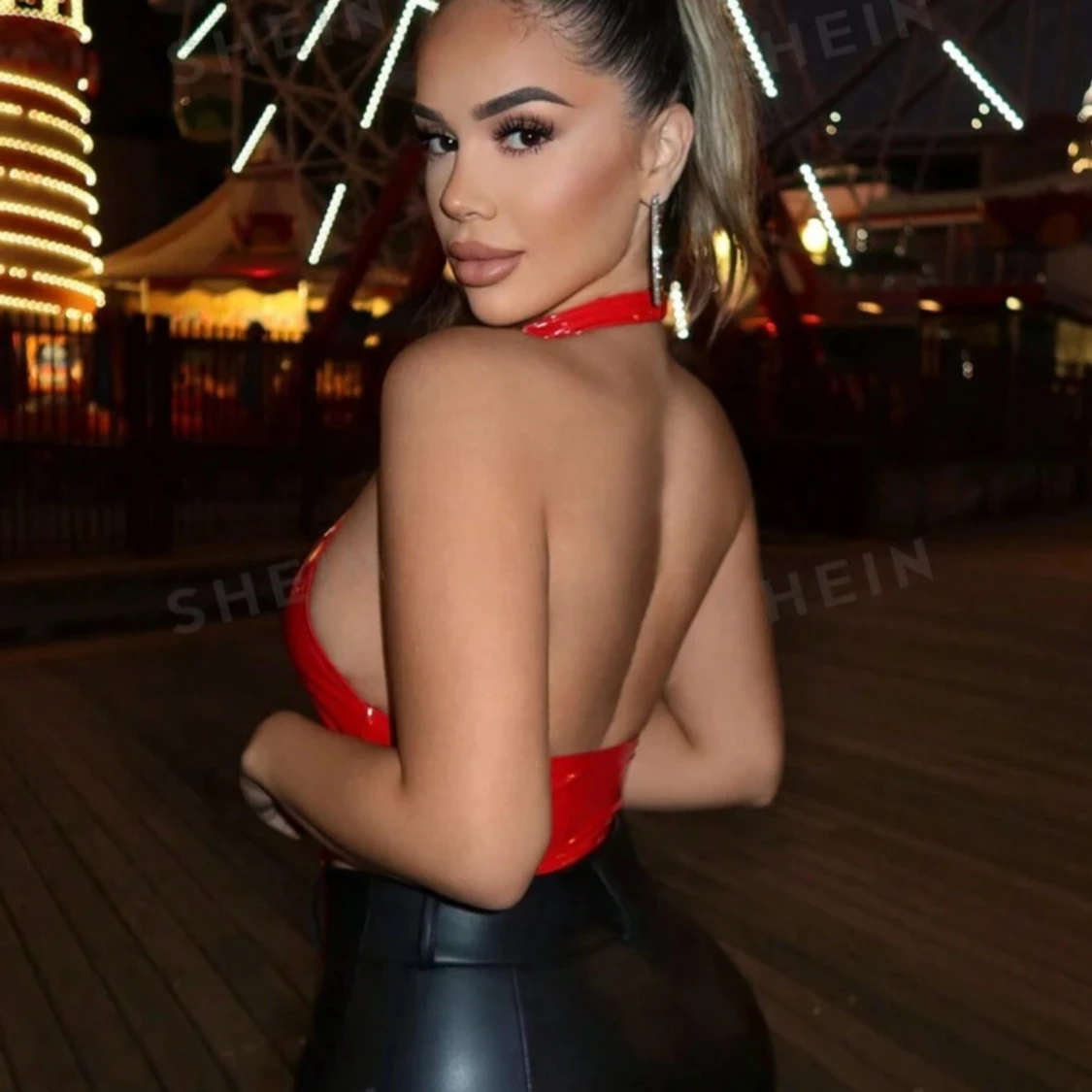 Röd glansig korsettopp - 91