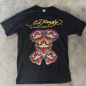 Ed Hardy T-shirt - Väldigt fin Ed Hardy t-shirt med rhinestones i nyskick.