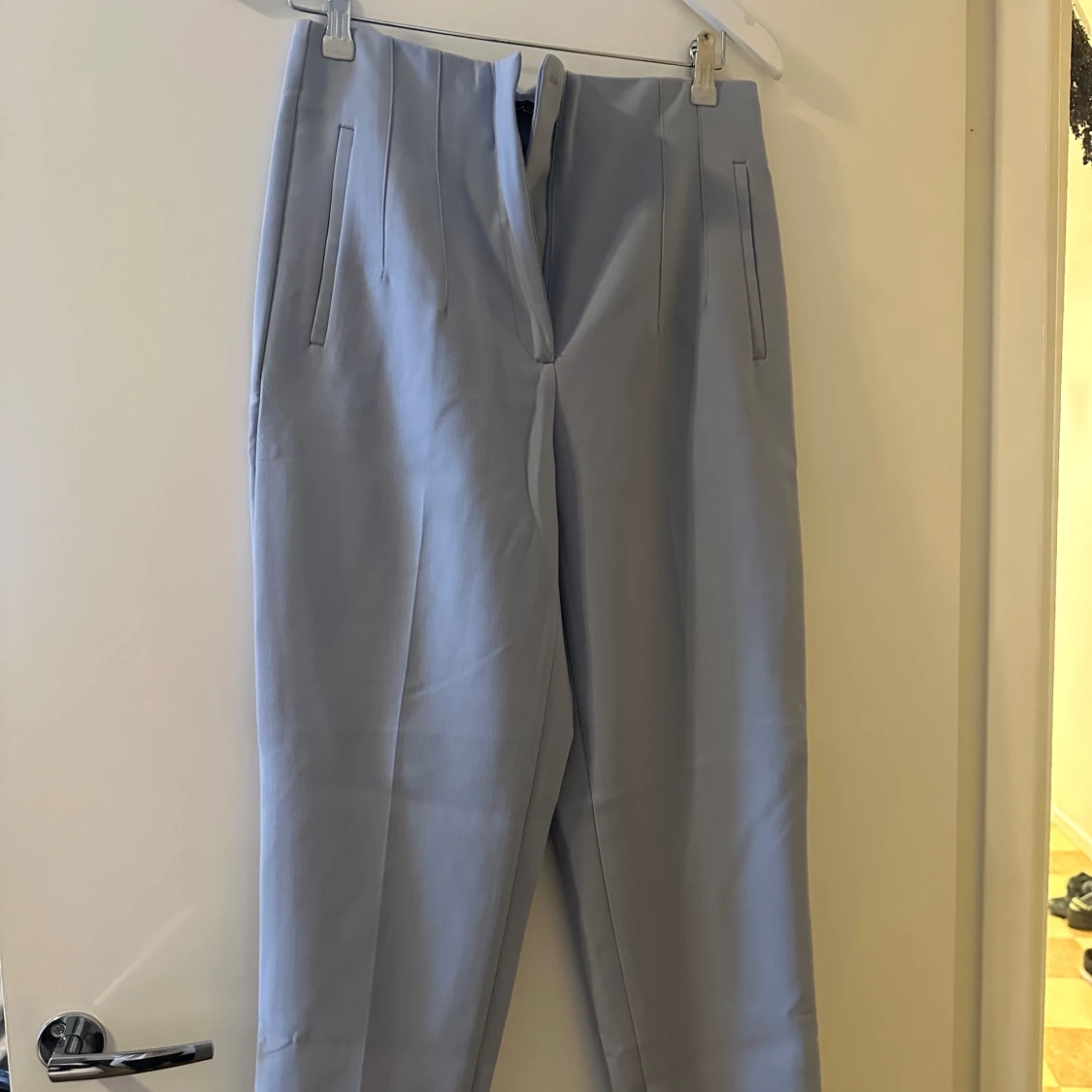 Ljusa kostymbyxor från Zara