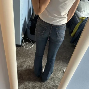Flare jeans  - Ett par flare Low waist jeans från Zoul!💓 Använt cirka 3-5 gånger och midjemåttet 37 cm och innerbendlängden 77cm🌸 har små små slitningar men annars ser det ut som nyskick, passar mig som är 160cm