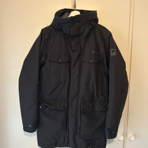 Didriksons Drew Unisex Parka - Vinterjacka i längre modell från Didriksons. Mycket bra skick. Storlek s (Unisex). 