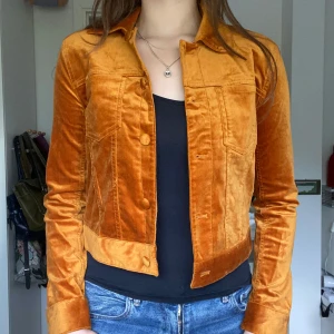 Orange sammetsjacka - Rostorange sammetsjacka i kort modell, aldrig använd. Nypris 690:-