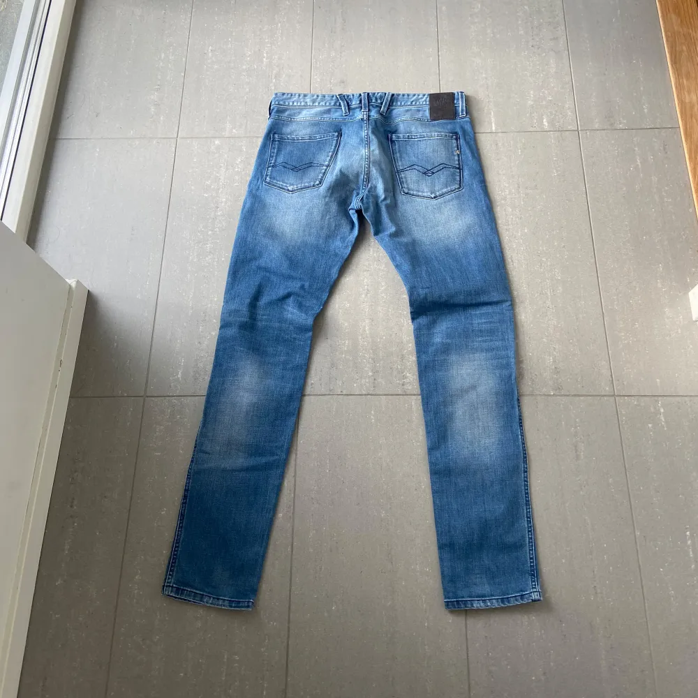 Säljer nu dessa replay Anbass jeans, skriv för fler bilder/frågor🙌🏼. Jeans & Byxor.