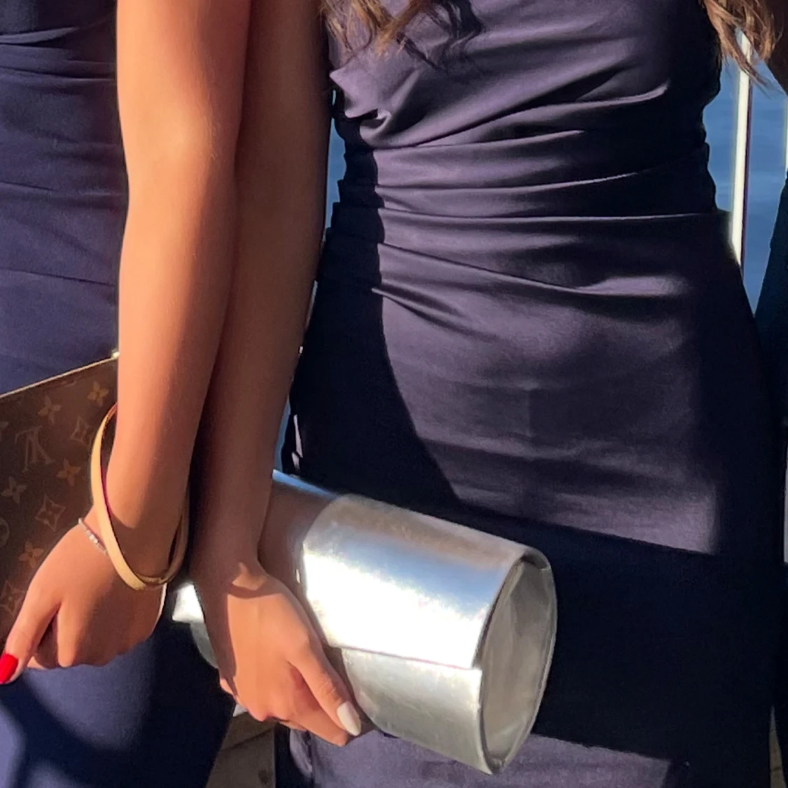 Silverfärgad kuvertväska