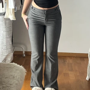 Gråa kostymbyxor - Så sjukt snygga men har flera stycken så dess kommer tyvärr inte till användning. Knappar på sidorna som man kan spänna in midjan om man känner för det!  Nyskick!🌸 Obs - små i storleken!