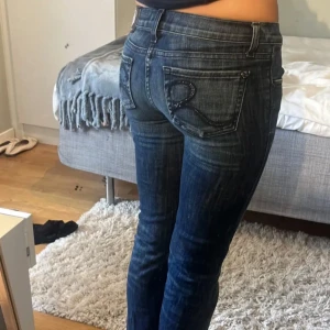 Lågmidjade jeans  - Säljer dessa som jag precis köpte härifrån själv med dem var tyvärr för stora, Ops! Det är en slits längst ner på byxorna❤️