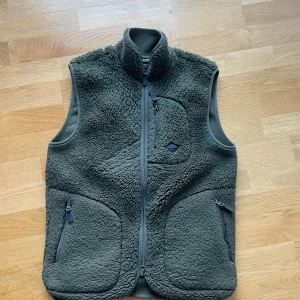 J.Lindberg väst - Storleken är S | perfekt väst för västen | 10/10 i skick | Nypris är 1500 | skriv för frågor pris kan diskuteras 