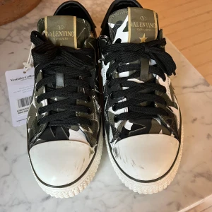 Coola valentino garavani skor - Coola Valentinoskor som är använda ett fåtal gånger. Köptes på vestire Collective för 5000 så finns äktighets bevis ny pris är 8500🩵🩵