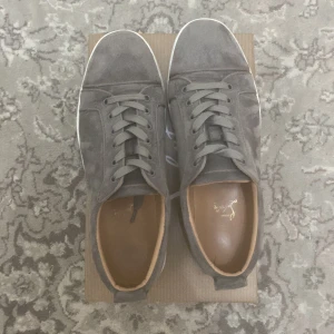 Christan Louboutin skor - Jätte fina Louboutin skor använd 5-6 gånger helt rena förutom sulan bara tvätta lite storlek 43 passar även jättebra för 43 och en halv och de är i bra skick 