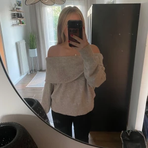 Off shoulder stickad tröja - Beige stickad off shoulder tröja från H&M🎀  Strl L Säljer pga att den inte kommer till användning 💞