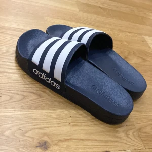 Addidas tofflor - Helt nya addidas tofflor inte ens använda en enda gång. 