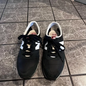 New balance skor - Säljer dessa skor för det inte kommer till användning. Det är i storlek 44 och i ett okej skick. Skriv om ni undrar något och pris kan diskuteras. Kom gärna med prisförslag!