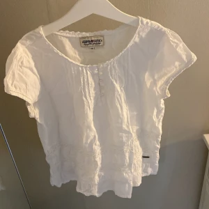Fin blus - En gullig blus i väldigt bra skick säljer då jag har tröttnat på den och tror någon annan skulle uppskatta den💗