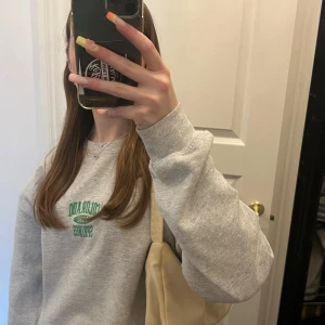 Beige axelväska med dragkedja - Säljer en snygg beige axelväska som är perfekt för vardagsbruk. Väskan har en praktisk dragkedja och är i en stilren design. Den är lätt att matcha med olika outfits och passar till alla säsonger.