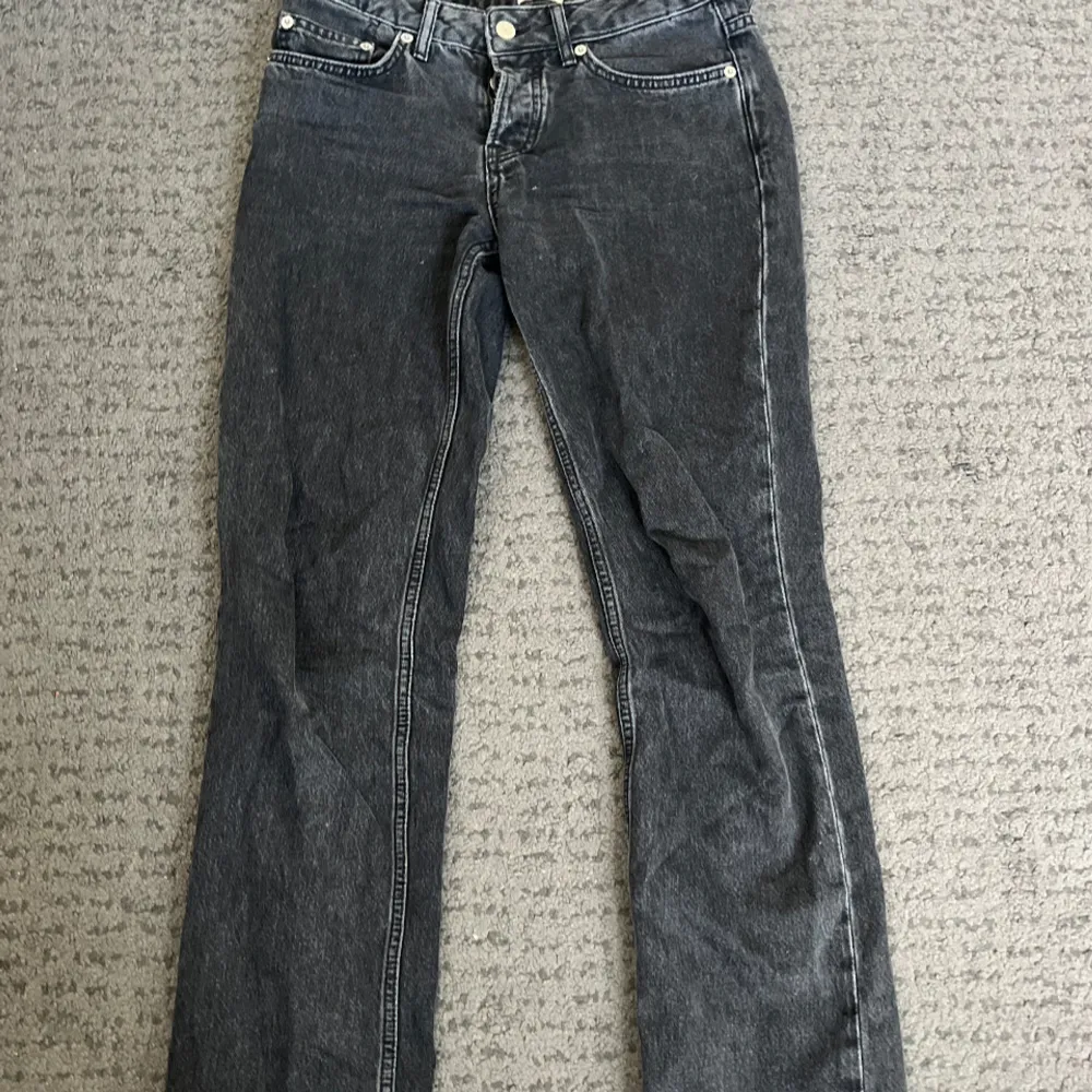 Svarta Low waist straight jeans i strl xs. Jeans & Byxor.