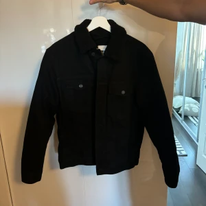 Jeansjacka  - Säljer denna fodrade jeansjacka i bra men använt skick. Perfekt höstjacka/vårjacka som är varm. Hör av dig vid mer frågor och bilder!!⭐️