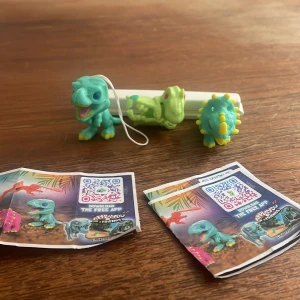 Mini Pop figurer x Kinder Jurassic Park - 9kr st eller alla tsm för 20kr exklusive frakt! (Kan skicka utan spårbart med endast avs adressen för 18kr)  T Rexen är på snöre men man kan lätt ta bort om man vill, ptderoctatylen ställer man på en pennan och Styracosaurus Är en vanlig mini pop!