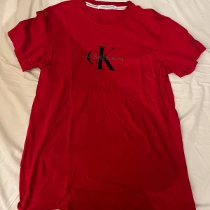 Calvin Klein  - En sjukt fräsch calvin klien t shirt i helt ny skick. Den har aldrig kommer till användning och bara legat i garderoben. Pris kan diskuteras vid snabbaffär 