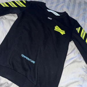 OffWhite tröja - Väldigt bra skick, nästintill oanvänd. Storlek s men passar även xs.  collage tröja. Normal passform. 