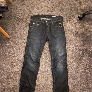 Replay Jeans - Hej säljer mina Replay jeans inga defekter och har bara använt dem ett fåtal gånger längd 30 och storlek 29 i midjan skriv vid funderingar.
