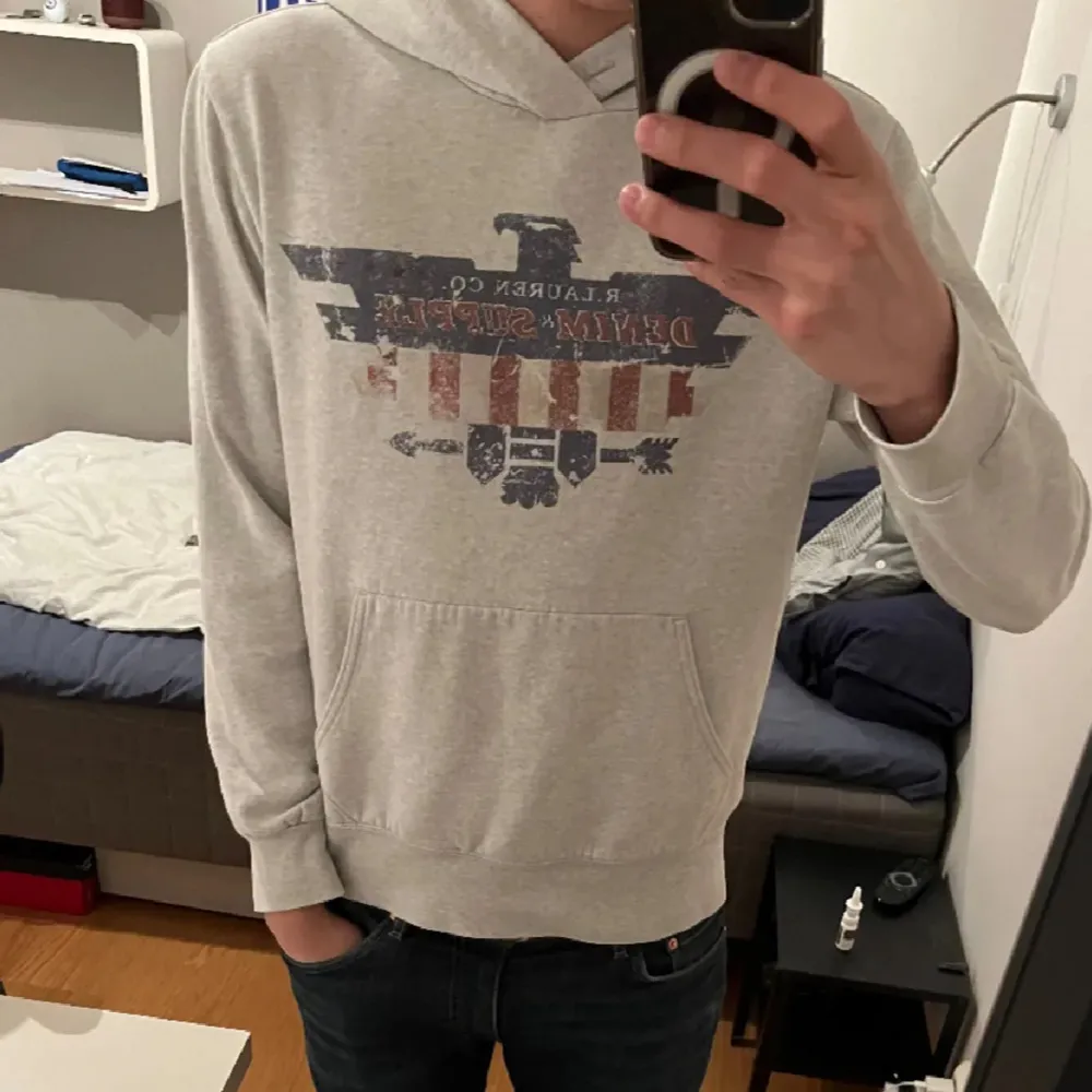 Ralph Lauren Hoodie i mycket fint skick. Väldigt sällsynt att få tag på. . Hoodies.