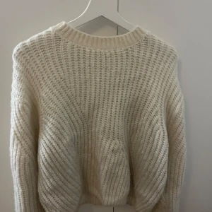 Beige stickad tröja  - Beige stickad tröja från Zaras  barnavdelning i storlek 164 men skulle säga att tröjan sitter som en xs
