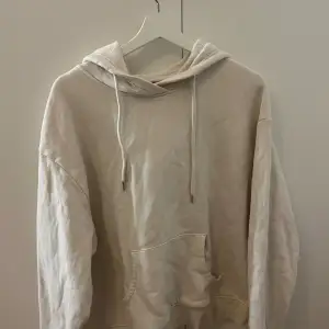 Beige jätteskön hoodie 