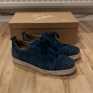 Christian Louboutin  - Tjena säljer dessa feta par loubsen, väldigt bra skick,har box och dustbag,inga defekter skriv om några funderingar👍
