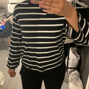 Randig långärmad  - Randig långärmad tröja i Strl M. Vet inte vad märket är men tror den är köpt på Ullared. Använd 1 gång. 