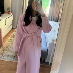 Kappa rosa - Lång kappa i en rosa fin kulör 🥰 Knappt andvänd, så kappan är i väldigt fint skick. Är du intresserad så är det bara att höra av sig !☺️