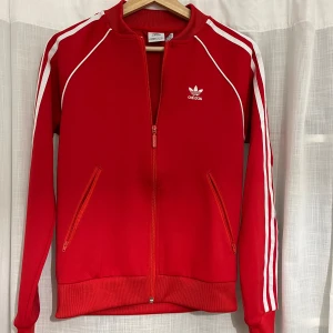 Adidas kofta  - Storlek XS. Kofta i fint skick.